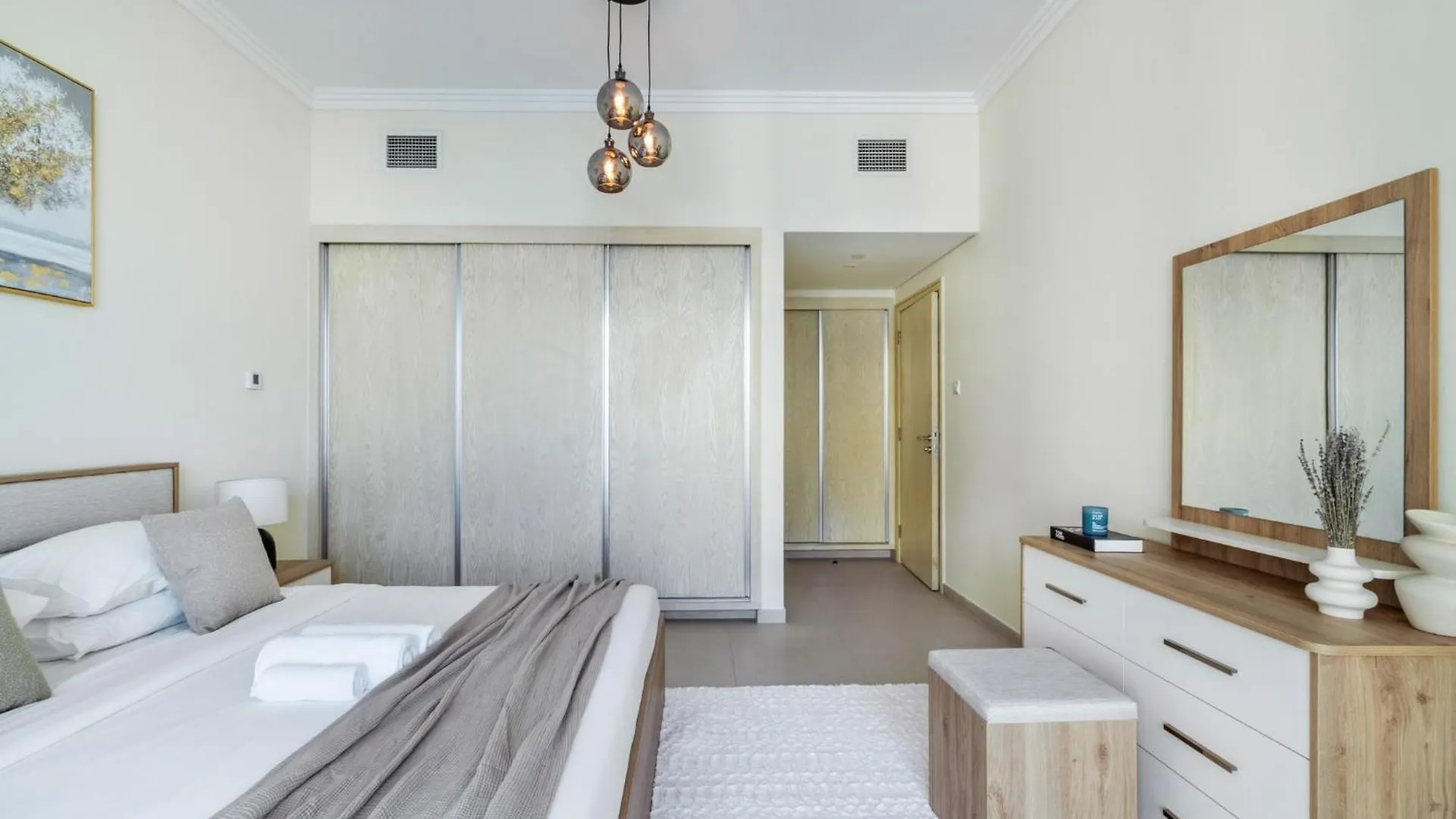 Classic Retreat In Jbr With Private Beach Access Dubai Apartment